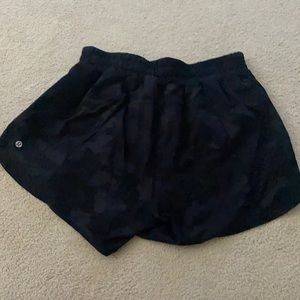Lululemon Track That Mid-Rise Short 5” in Camo Deep Coal Multi